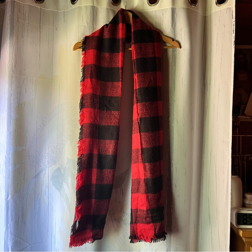 🎉HP🎉 City Streets Women’s Red and Black Checkered Scarf